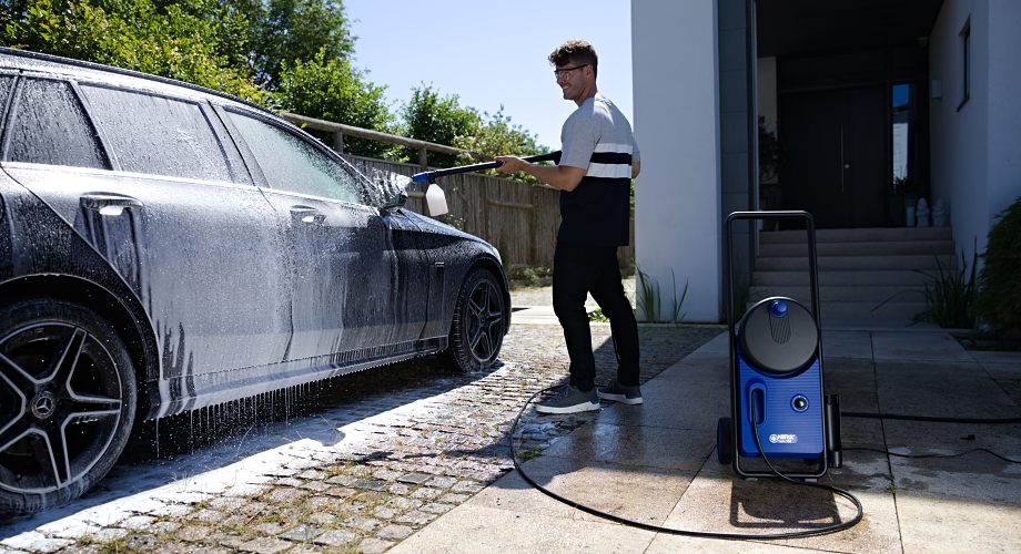 Mytí auta s vysokotlakou myčkou Nilfisk